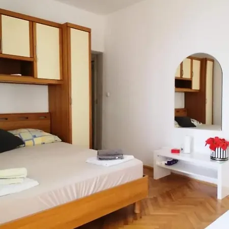 Centar And Sea View Apartment